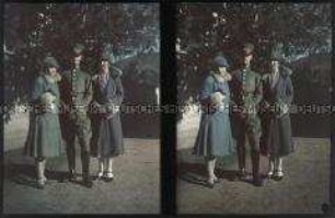 Zwei Frauen und ein Mann in Uniform in Chorrillos
