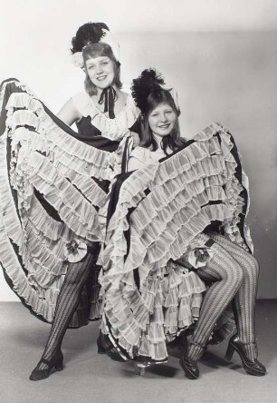 Zwei Mädchen in Cancan-Kostümen
