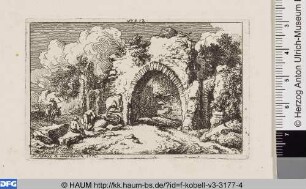 Ruine eines Torbogens mit Brunnen
