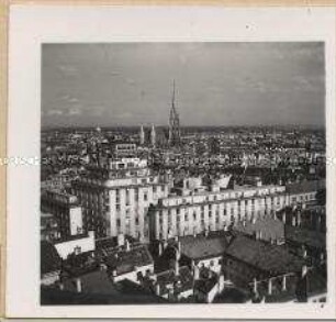 Wien, Blick von der Minoritenkirche über die Stadt, das neue Wien mit Hochhaus, dahinter das alte Wien mit dem Turm des Stephansdoms