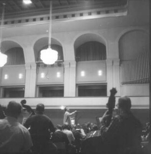 Gewandhauskapellmeister Kurt Masur bei der Probe mit dem Gewandhausorchester. Leipzig, Kongreßhalle, 02.09.1970