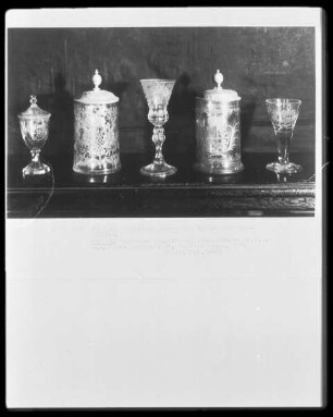 Trinkglas mit Deckel und Monogramm (ganz links)