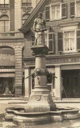 Waffenschmied-Brunnen : 1895 am Alten Markt aufgestellt, 1944 bei einem Bombenangriff zerstört, 2011 durch eine "Klingenschmied" Version ersetzt