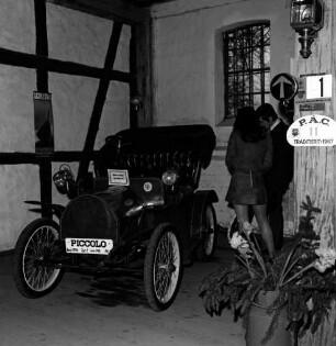 Automuseum: neben Herrenhaus Tremsbüttel: Innenansicht: Oldtimer "Piccolo", Baujahr 1904: Besucher