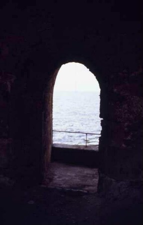 Blick durch die Seemauer aufs Meer [Akko, Israel-Exkursion]