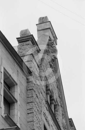 Giebel des Wohn- und Geschäftshauses Jauniela 25/29 (Neustraße) in Riga
