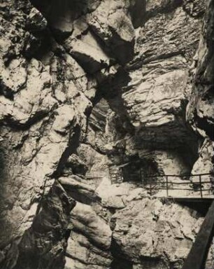 Deutschland. Bayern. Allgäu. In der Breitachklamm bei Oberstdorf. In den Fels geschlagene Wege