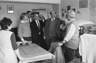 Besuch des Bundesministers für innerdeutsche Beziehungen Dr. Heinrich Windelen im Staatlichen Übergangswohnheim für Aussiedler in der Benzstraße 1 und 3