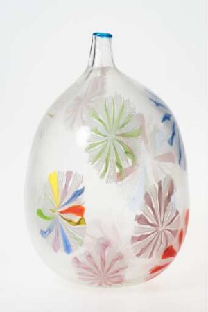 Vase mit sternförmigen Blüten