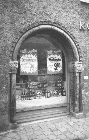 Regensburg: Schaufenster eines Ladens, flankiert von romanischen Säulen