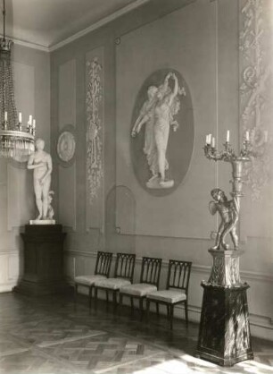 Rudolstadt. Schloss Heidecksburg. Weißer Saal (klassizistischer Raum; F. Thierry (Ausstattungsentwurf)). Teilansicht mit Reliefs von F. Döll