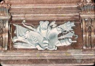 Trophäen und Reliefs mit mythologischen Szenen