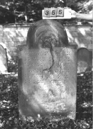 Grabstein 355 (Index: 99609992) Material: Sandstein Zustand: stark verwittert, abgeblättert, teilweise Textverlust Maße HxBxT: 134x72x13 cm Beschreibung: Stele, eingezogener Rundbogenabschluß, Schriftfeld abgegrenzt, im Bogen Band: Grabstein 355