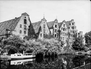 Salzspeicher : Alte Salzspeicher von Lübeck, auf dem Fluss Boote