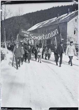 Demonstrationszug der Roten Sportler in Johanngeorgenstadt/ Erzgebirge mit dem Transparent "Schützt die Sowjetunion" : Demonstrationszug der Roten Sportler in Johanngeorgenstadt/ Erzgebirge