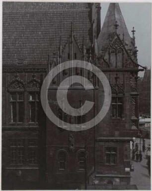 Fassade des Breslauer Rathauses mit altem Giebel