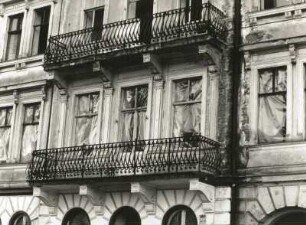 Dresden-Neustadt, Bischofsweg 26. Wohnhaus mit Gaststätte (1868). Fenster und Balkone (1. und 2. Obergeschoß)