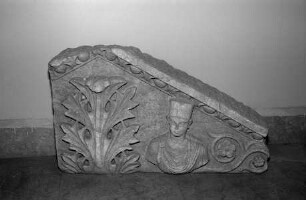 Giebelfragment mit figürlicher Darstellung