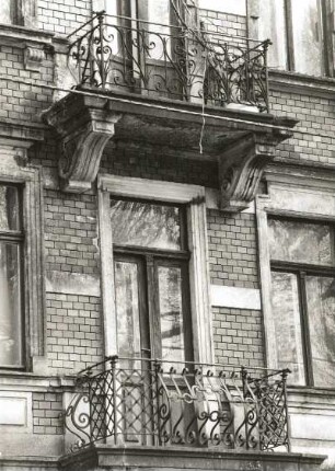 Dresden-Neustadt, Waldschlößchenstraße 20. Wohnhaus mit Ladeneinbauten (um 1890). Balkone