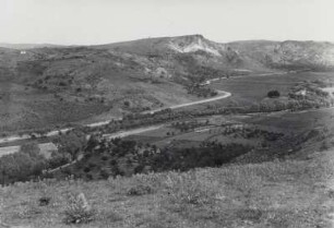 Gebirgslandschaft mit Straße