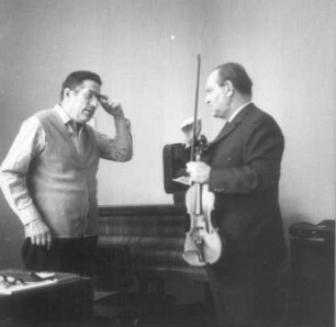 Kurt Sanderling mit David Oistrach (1908-1974; Geiger) in einer Pause während der Probe von Beethovens Violinkonzert und Prokofjews Violinkonzert Nr. 1 mit dem Berliner Sinfonieorchester, 19.04.1971