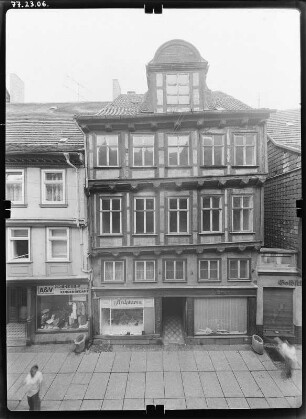 Quedlinburg, Steinbrücke 21. Wohnhaus mit Läden (1688). Straßenfront