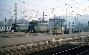 Heilbronn Hbf. Lok 144 010 Lok 144 164 Stationsschild Gepäckkarren