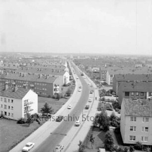 Gartenstadt Falkenberg: Stonsdorfer Weg mit Wohngebäuden und parkenden Pkws, im Hintergrund das Gewerbegebiet Stonsdorf: Blick vom Rathausgebäude Richtung Osten