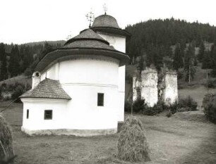 Ceahlau (Piatra Neamt), Rumänien. Kirche (1823) und zerstörter Befestigungsturm