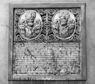Inschriftentafel mit zwei Wappen