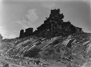 Burg Flossenbürg : Die Ruinen der Burg Flossenbürg auf dem Schlossberg. Am Hang des Berges ein ehemaliger Steinbruch.