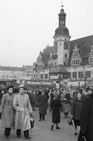 Passanten auf dem Leipziger Weihnachtsmarkt