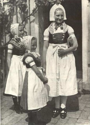 Schleifer Taufpatin : Kleidung - Schleifer Tracht. Unverheiratete Taufpatin und zwei Kinder in Sonntagstracht.