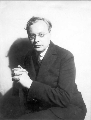 Porträt Fritz Peter Buch (1894-1964; Schriftsteller, Regisseur). Fotografie (Negativabzug auf Papier) von Ursula Richter. Dresden, Mai 1927