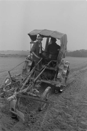 Landwirtschaftsschule in Crostwitz. Feldarbeit. : Ratarska šula w Chrósćicach. Pólne dźěła.