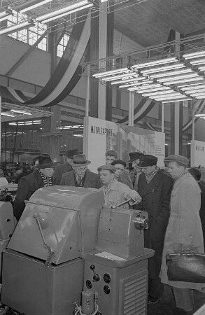 Messebesucher in der ungarischen Ausstellungshalle, Präsentation von Maschinen zur Metallbearbeitung