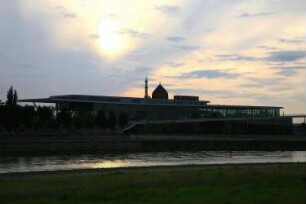Dresden. Blick vom Neustädter Ufer über die Elbe auf den Sächsischen Landtag und die Yenidze zur Abenddämmerung