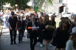Bad Oldesloe: Kindervogelschießen: Am Bürgerpark, Blickrichtung Westen: Einzug auf den Exer: Festumzug Theodor-Mommsen-Schule Klassen 6a und 6b, Schüler dunkel gekleidet: im Hintergrund Jugendfreizeitstätte (JuZe): 13. Juli 2023