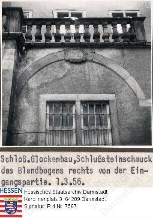 Darmstadt, Schloss / Glockenbau / Schlusssteinschmuck des Blendbogens rechts von der Eingangspartie