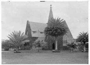 Honolulu, USA. Museumsgebäude (Hallenkirche) mit Palmen