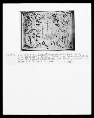 Altar, Sockel der Sebastianstatue: Kruzifix zwischen Leuchtern und Bibel