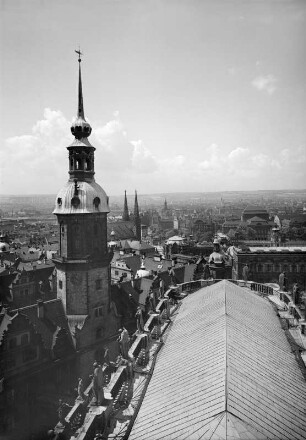 Dresden. Blick vom Turm der Katholischen Hofkirche nach Südwesten auf den Schloßturm und den Postplatz