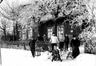 Beiersdorf, Bielebohstraße 18. Bergwirtschaft (1872) auf dem Bieleboh (499,5 m). Ansicht mit posierenden Wintersportlern