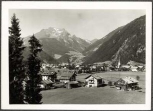 Österreich, Mayrhofen. Blick auf Mayrhofen mit Grünberg