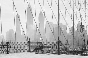 New York, Blick auf die Skyline von der Brooklyn Bridge