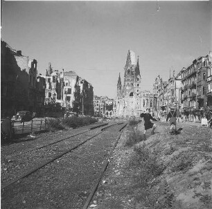 Straßenbild mit Kindergruppe und Ruine der Kaiser-Wilhelm-Gedächtniskirche