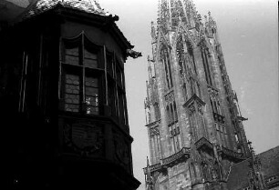 Freiburg i. Br.: Erker des Kaufhaus und Münsterturm