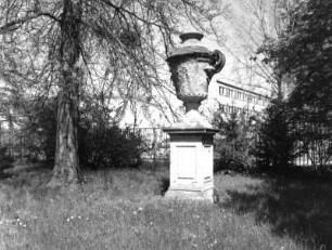 Dresden-Altstadt. Blüherpark. Partie mit Vase auf Postament (um 1750)