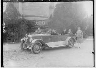 Automobil der fürstlichen Familie Hohenzollern-Sigmaringen; im Hintergrund Hedinger Kirche