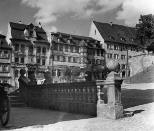 Schwäbisch Hall, Am Markt. Häuserzeile. Ansicht mit Balustrade